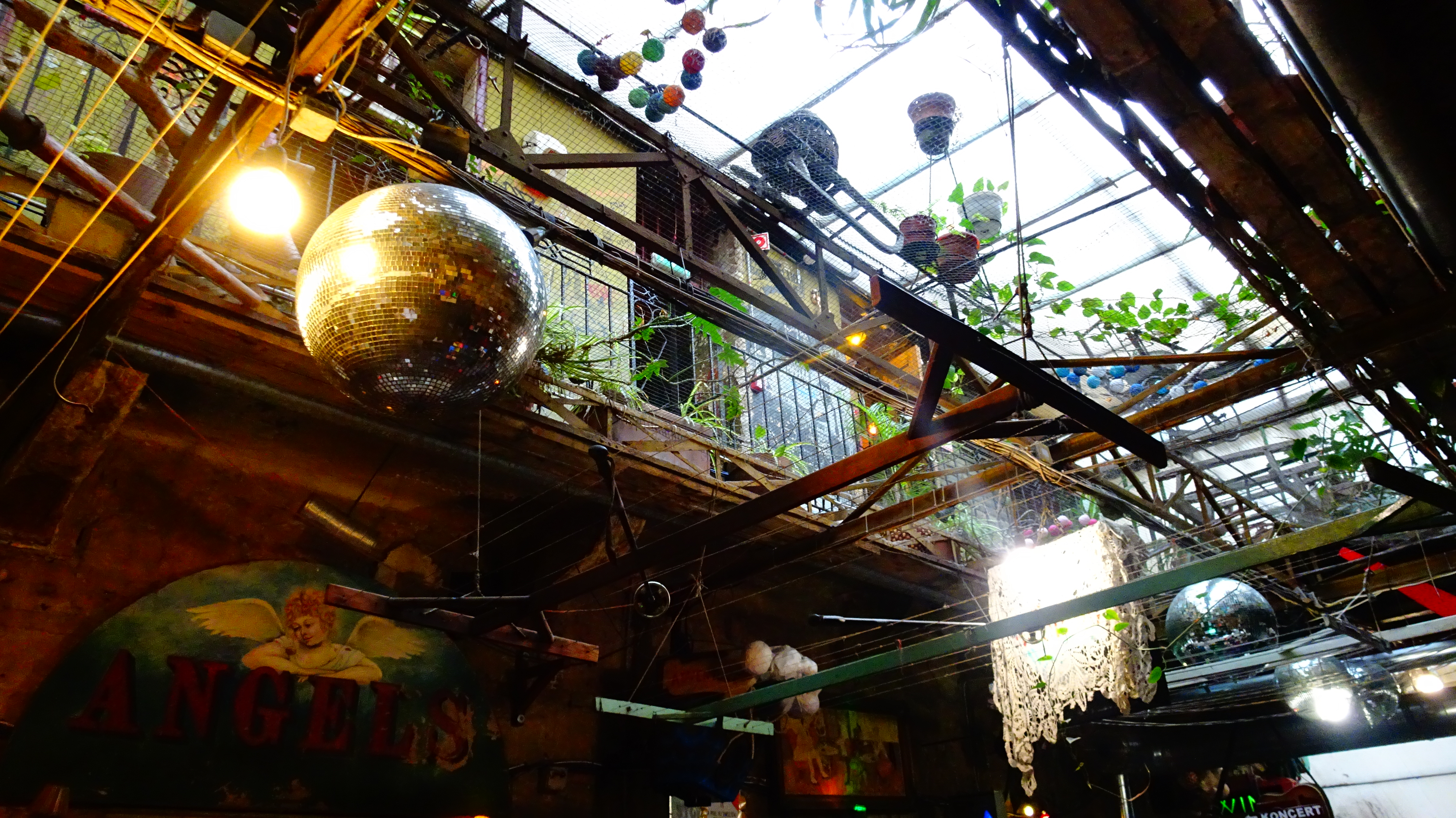 pub in rovina budapest szimpla