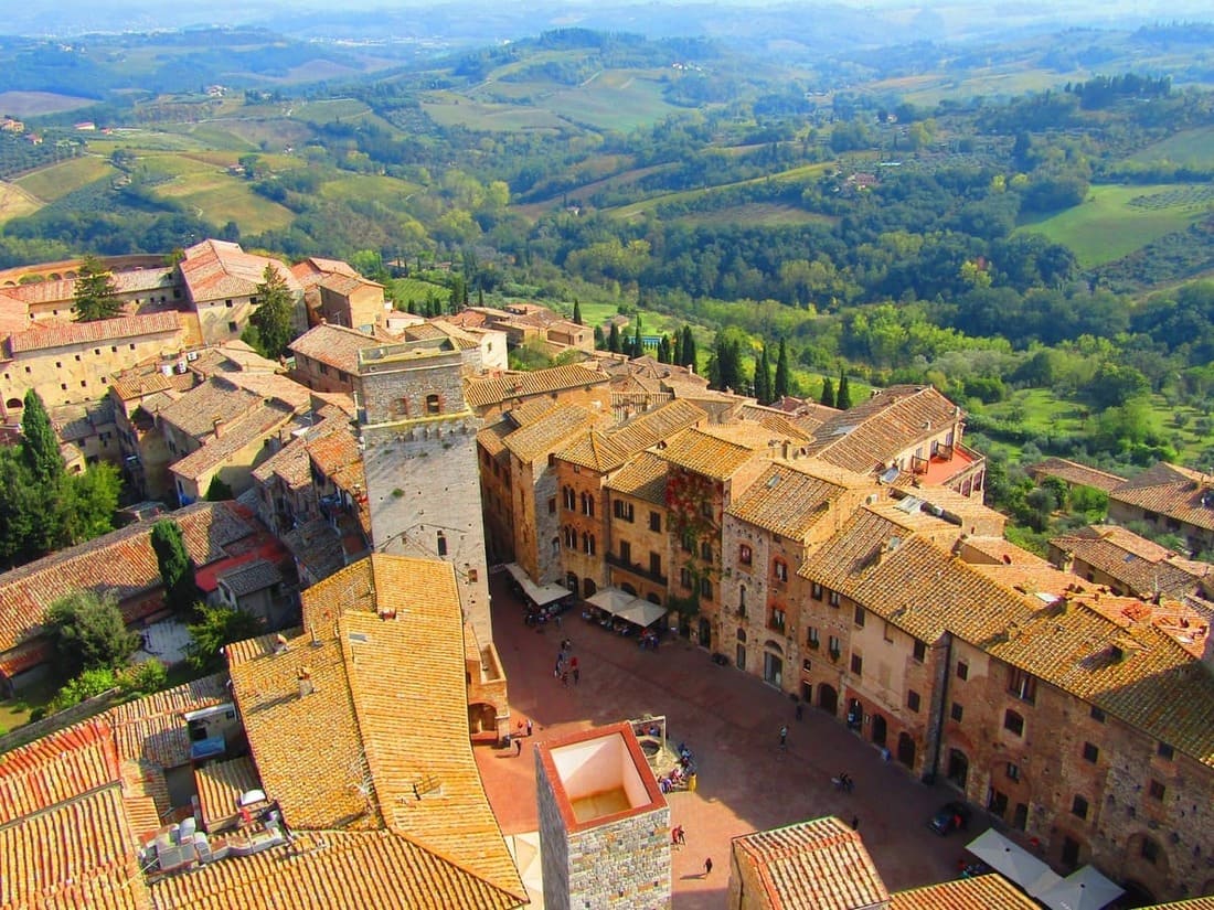 piazza della cisterna dall'alto